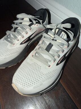 Brooks Women's Running Sneakers in Light Gray with Pink Highlights